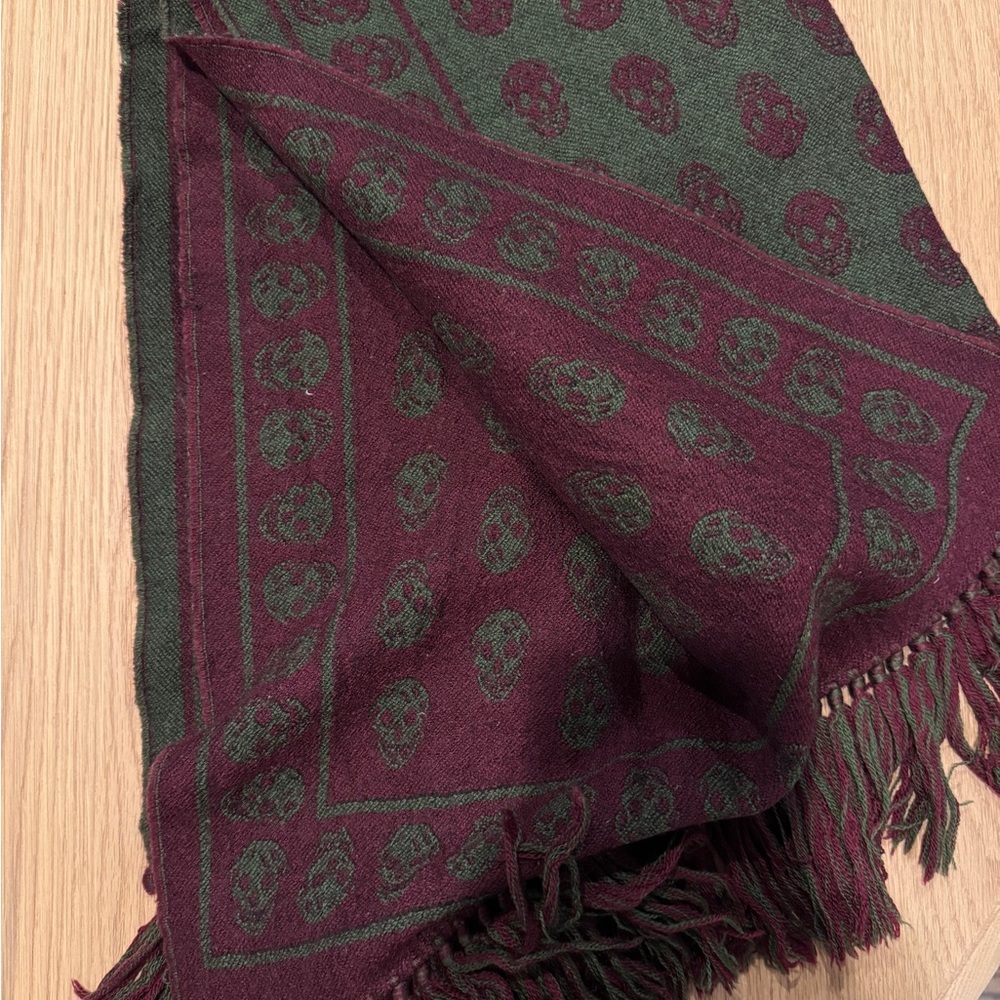Alexander McQueen Green and Burgundy Skull Scarf - Picture 2 of 2